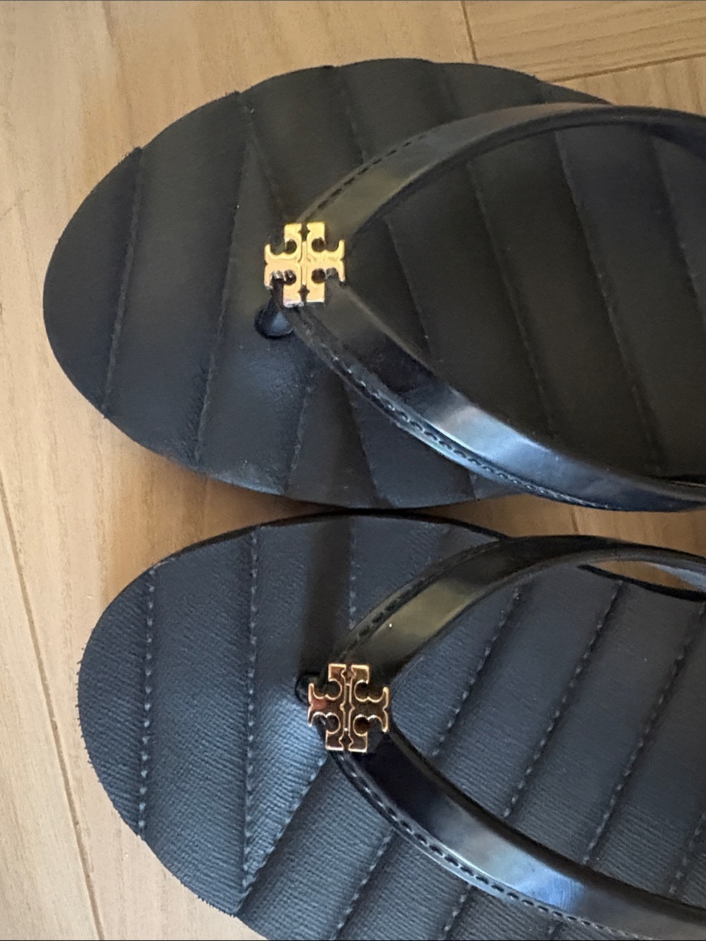 Tory Birch Flip Flop Sandals with Gold Logo black size 8. New - Picture 2 of 3